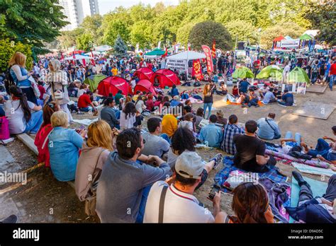  Gezi Park Protesty: Rozgrzane lata i pragnienie wolności